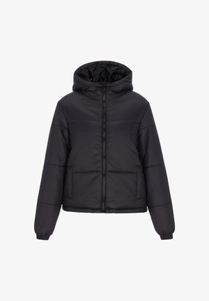 Czarna ocieplana kurtka z kapturem, z zamkiem z przodu, elastycznymi mankietami i bocznymi kieszeniami. Gładka tekstura oraz pikowany wzór z poziomymi szwami.