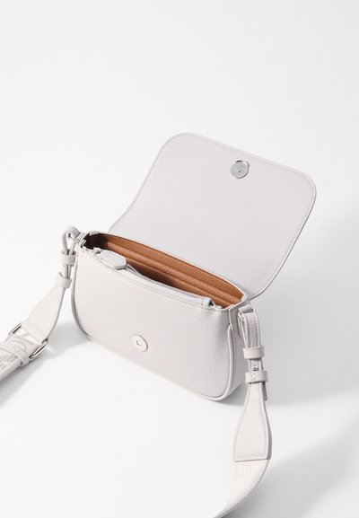 Borsa a tracolla grigio chiaro con finitura testurizzata, chiusura a pattina con bottoncino, rivestimento interno marrone e tracolla regolabile.