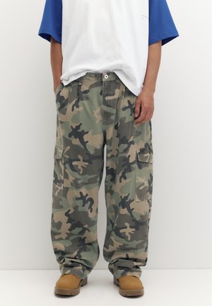 PULL&BEAR, CARGO - TROUSERS - Cargo trousers - khaki