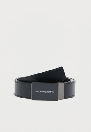 Curea din piele neagră cu textură netedă, prevăzută cu o cataramă metalică dreptunghiulară pe care este afișat logo-ul Emporio Armani alb.