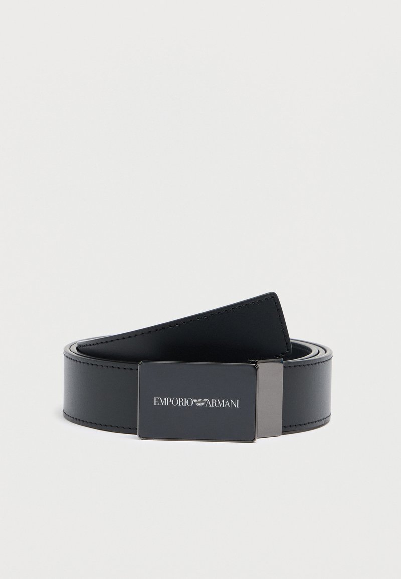 Μαύρη δερμάτινη ζώνη με λεία υφή, με ορθογώνια μεταλλική αγκράφα που φέρει το λογότυπο Emporio Armani σε λευκό.