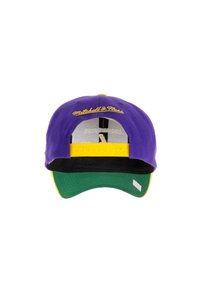 Gorra de béisbol morada con una correa amarilla ajustable, visera verde y logo bordado "Mitchell & Ness" en la parte trasera. Ajuste regulable.