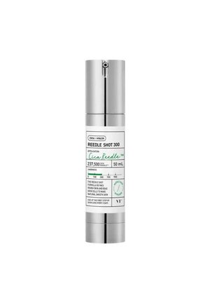 Flacon pompe argenté et blanc étiqueté « Reedle Shot 300 » sérum soin de la peau, 50 ml, avec instructions d’application et d’utilisation au recto.