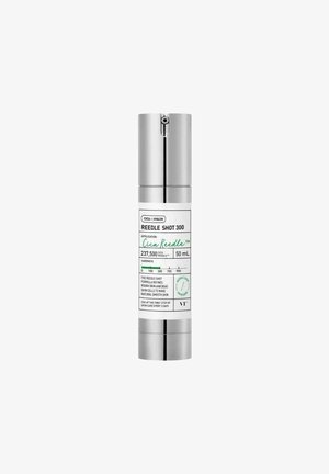 Flacon pompe argenté et blanc étiqueté « Reedle Shot 300 » sérum soin de la peau, 50 ml, avec instructions d’application et d’utilisation au recto.