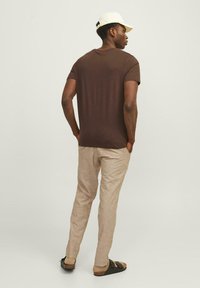 Jack & Jones STACE - Chinos tipa bikses - rubber