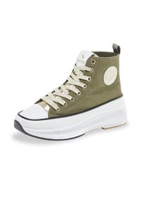 Zapatillas altas de lona verde con cordones beige, puntera de goma blanca y suela gruesa blanca. Presenta un parche de logotipo circular en el costado.
