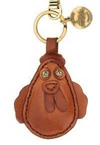 Portachiavi in pelle marrone a forma di testa di pollo, con bordi cuciti, occhi rivettati e anello portachiavi in ottone con un ciondolo.