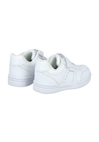 Zapatillas deportivas blancas con un diseño de corte bajo, fabricadas en cuero sintético; cuentan con cierre de velcro, acentos perforados y suela de goma texturizada.