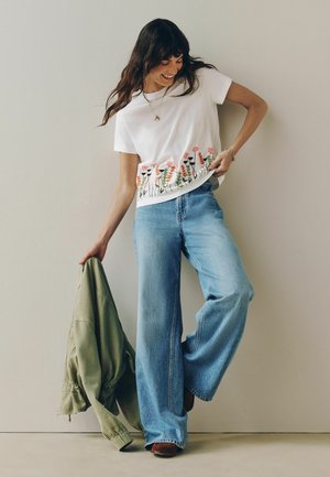 Next, REGULAR FIT - EMBELLISHED FLORAL SHORT SLEEVE CREW NECK T-SHIRT . - T-Shirt print - white