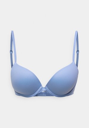 Svetlo modra push-up nedrček z gladkim materialom, oblikovanimi košaricami, nastavljivimi naramnicami in minimalističnim dizajnom. Na naramnicah je diskreten logotip znamke.