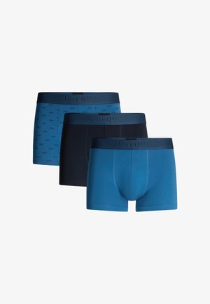 Męskie bokserki w pakiecie trzy sztuki. Cechy: jednolity ciemnoniebieski, jednolity turkusowy oraz w wzorze jasnoniebieski materiał. Elastyczna talia z logo.
