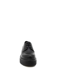 Scarpe in pelle nera con una finitura liscia, punta arrotondata, design con laccio e suola nera spessa. Linee pulite e silhouette classica.