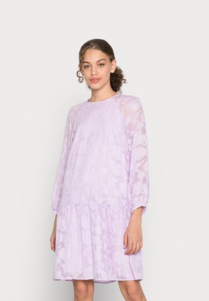 Vestido lilás com padrão floral, mangas longas e saia em camadas. Feito de um tecido leve e texturizado com decote redondo.