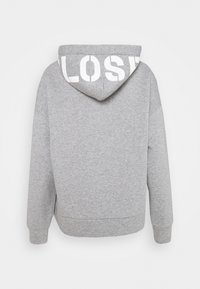 Sudadera gris de algodón con un gran texto blanco "CERRADO" en la parte posterior. Tiene un diseño clásico de tipo pullover con capucha y puños de canalé.
