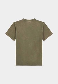 Olīvzaļš īsām piedurknēm t-krekls ar apaļu kakla izgriezumu, ar teksturētu, izbalējušu apdari un smalkiem izšuvuma elementiem.