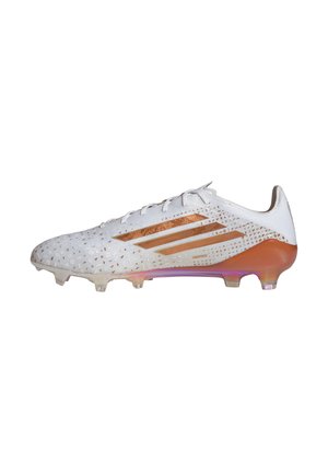 Wit en koperkleurige voetbalschoen met een getextureerde bovenzijde, veters en gevormde noppen op de zool, ontworpen voor buitenspel.