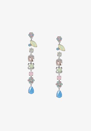 Hangende oorbellen met een mix van pastel edelstenen in verschillende vormen, waaronder druppel- en bloemontwerpen, gezet in zilverkleurig metaal.