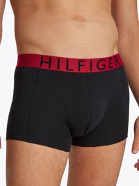 Mustad musta värvi puuvillased bokserid punase elastse vööga, millel on "HILFIGER" logo. Kanga pind on sile, sobib hästi selga ning meil on vähe õmblusi.