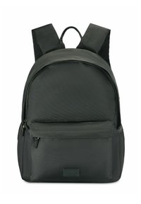 Czarny plecak z tkaniny o zaokrąglonym kształcie, z suwakiem głównej przegrody, przednią kieszenią i wyściełanymi paskami na ramiona. Teksturowany materiał z detalem markowym.