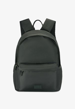 Czarny plecak z tkaniny o zaokrąglonym kształcie, z suwakiem głównej przegrody, przednią kieszenią i wyściełanymi paskami na ramiona. Teksturowany materiał z detalem markowym.