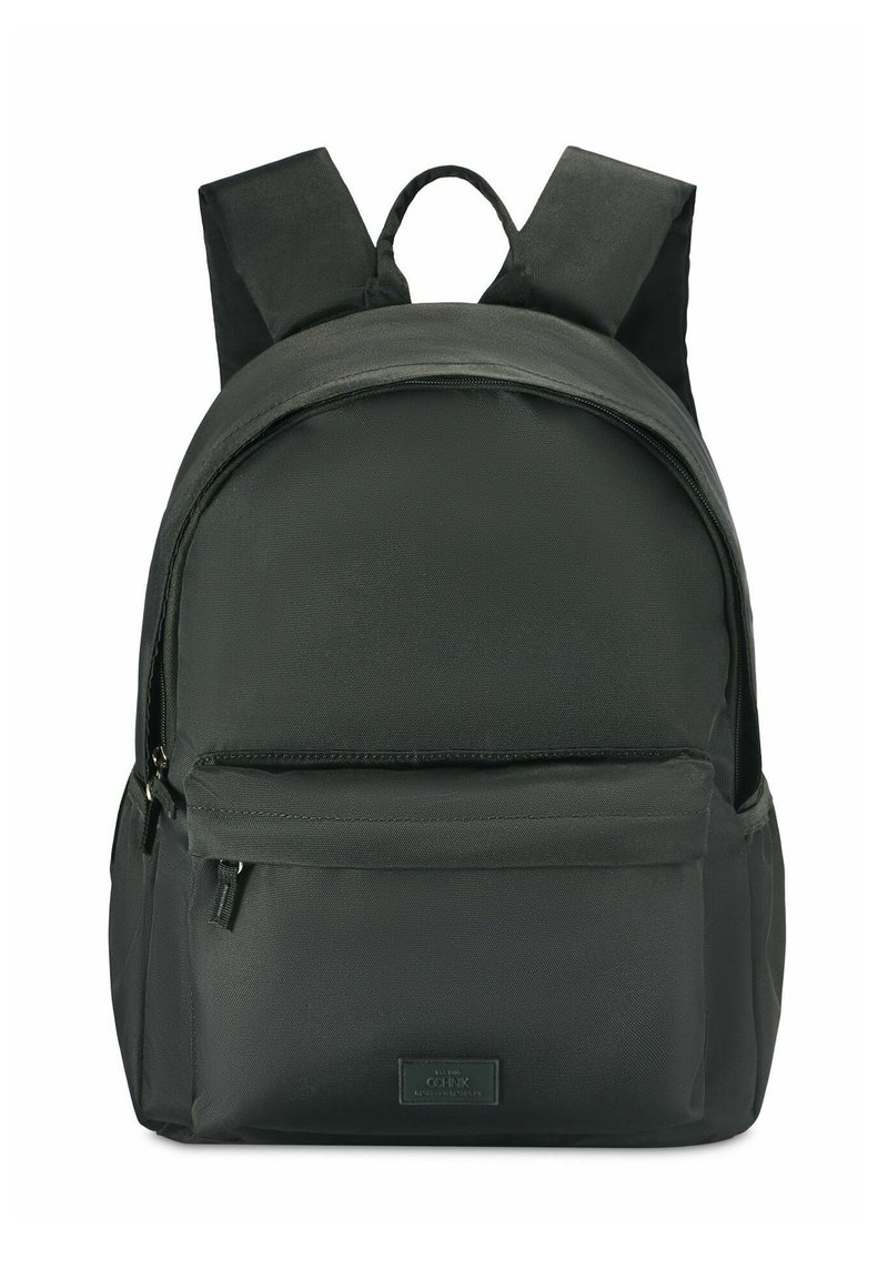 Czarny plecak z tkaniny o zaokrąglonym kształcie, z suwakiem głównej przegrody, przednią kieszenią i wyściełanymi paskami na ramiona. Teksturowany materiał z detalem markowym.