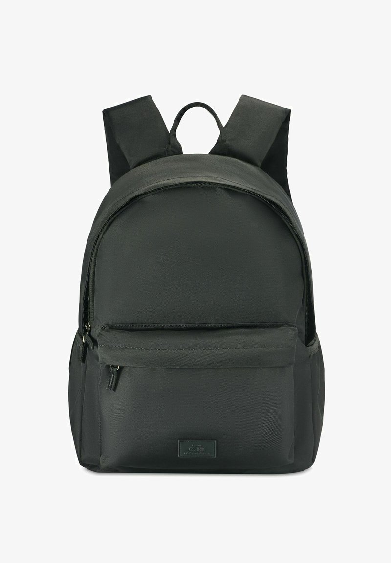 Czarny plecak z tkaniny o zaokrąglonym kształcie, z suwakiem głównej przegrody, przednią kieszenią i wyściełanymi paskami na ramiona. Teksturowany materiał z detalem markowym.