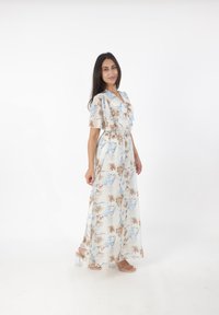 Maxikleid mit kurzen, flatterhaften Ärmeln, weißem Stoff mit blauen und braunen Blumenmustern, tailliert und bodenlang.