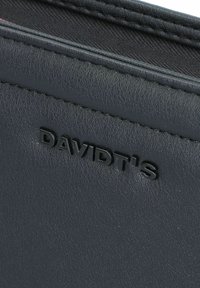 Billetera de cuero negro con el logotipo "DAVIDT'S" en relieve. Presenta una textura suave, un diseño minimalista y un forro interior en contraste.