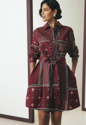 Next, LONG SLEEVE TIE WAIST SHIRT DRESS - Blusenkleid - burgundy red scarf print