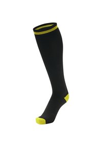 Calcetines negros hasta la rodilla con textura acanalada, que presentan una franja amarilla en la parte superior y detalles amarillos en la punta y el talón.