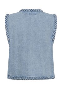 Šviesiai mėlynos spalvos džinsinis liemenėlis su pintų detalėmis aplink rankovių angas, kaklo iškirptę ir apačią, vaizduojama iš nugaros ant baltos foninės spalvos.