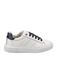 Weiße Ledersneaker mitMarineblauen Akzenten, runder Zehenform, Textilauskleidung, schwarzen Schnürsenkeln und durchbrochener Gestaltung an den Seiten. Gummisohle.