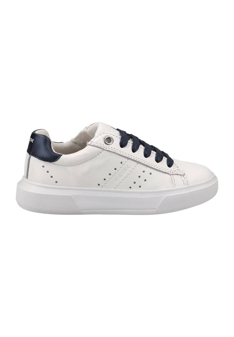 Weiße Ledersneaker mitMarineblauen Akzenten, runder Zehenform, Textilauskleidung, schwarzen Schnürsenkeln und durchbrochener Gestaltung an den Seiten. Gummisohle.