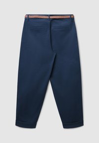 Pantaloni blu navy con una cintura intrecciata color tan, dotati di due tasche posteriori e orli risvoltati. La texture liscia e il taglio rilassato sono evidenti.
