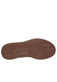 Suela de zapato de goma marrón con un patrón de banda de rodadura en zigzag y diseño circular. Presenta el logotipo "SKECHERS" grabado en la zona de la entresuela.