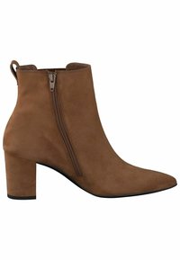 Bruine suede enkellaars met een puntige neus, zijrits sluiting en een gestapeld hak. Heeft een gladde textuur en een minimalistisch ontwerp.
