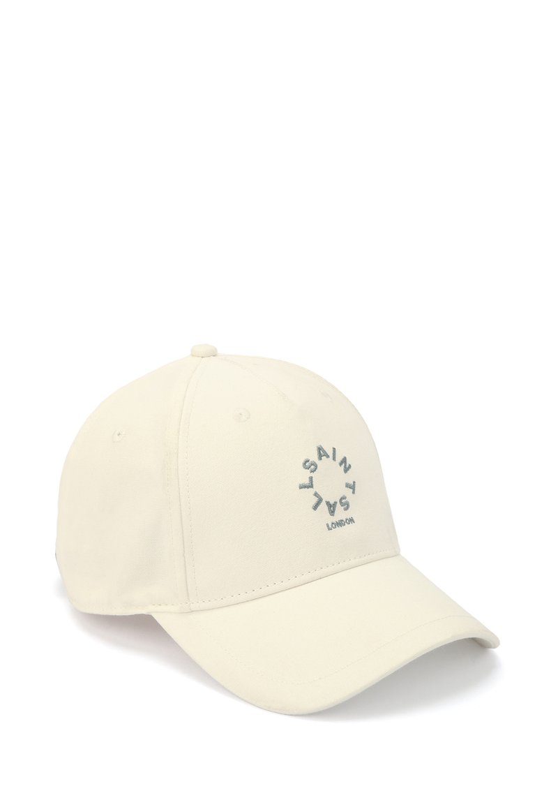 Beige baseball cap lavet af bomuld, med et cirkulært broderet logo i grå, en buet skygge og ventilationshuller på toppen.