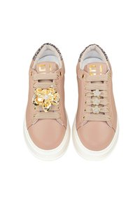 Sneaker in pelle rosa chiaro con suola bianca. La scarpa sinistra presenta un dettaglio floreale in oro; la destra ha tre stelle con accento dorato.
