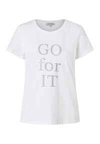 Witte katoenen t-shirt met korte mouwen en een ronde hals. Kenmerkt zich door een zilveren tekstprint met de woorden "GO for IT" in verschillende lettergroottes.