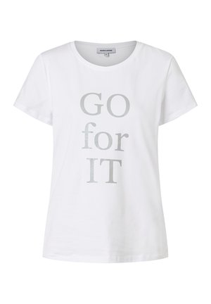 Weißes Baumwoll-T-Shirt mit kurzen Ärmeln und rundem Halsausschnitt. Verziert mit einem silbernen Textdruck, der "GO for IT" in unterschiedlichen Schriftgrößen sagt.