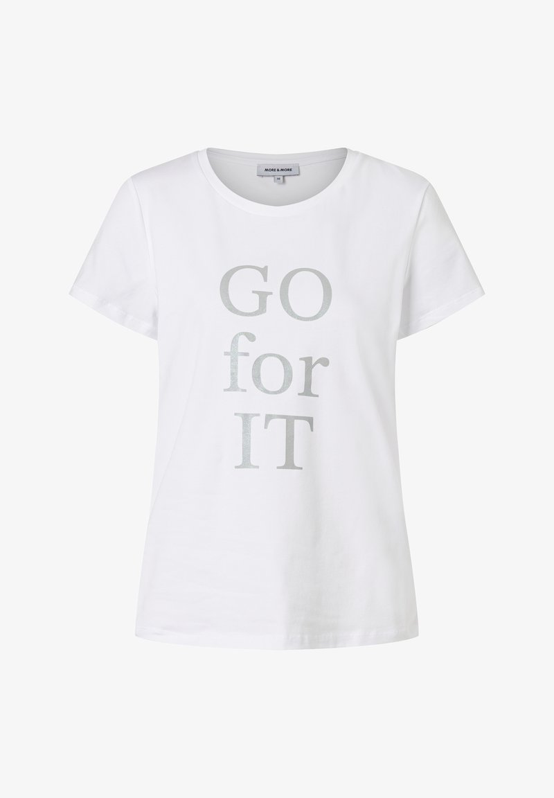 Witte katoenen t-shirt met korte mouwen en een ronde hals. Kenmerkt zich door een zilveren tekstprint met de woorden "GO for IT" in verschillende lettergroottes.