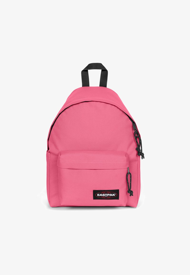 Różowy plecak o zaokrąglonym kształcie, wykonany z materiału tekstylnego, z przednią kieszenią na zamek i regulowanymi czarnymi paskami. Posiada naszywkę z logo z przodu.