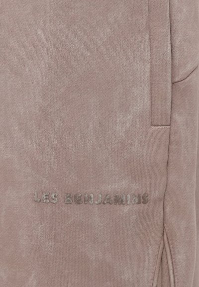 Ružová mikina vyrobená z mäkkého materiálu, s textúrovaným povrchom a viditeľným logom "LES BENJAMINS" v lesklom striebornom písmene na prednej strane.