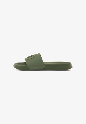 Olivgrüne Slip-On-Slidesandale mit breitem Riemen und geprägtlichem Logo, flache Sohle, auf weißem Hintergrund dargestellt.