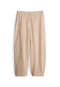 Pantalon court beige avec poches plaquées sur le devant, fermeture par bouton et zip, et jambes larges et droites.