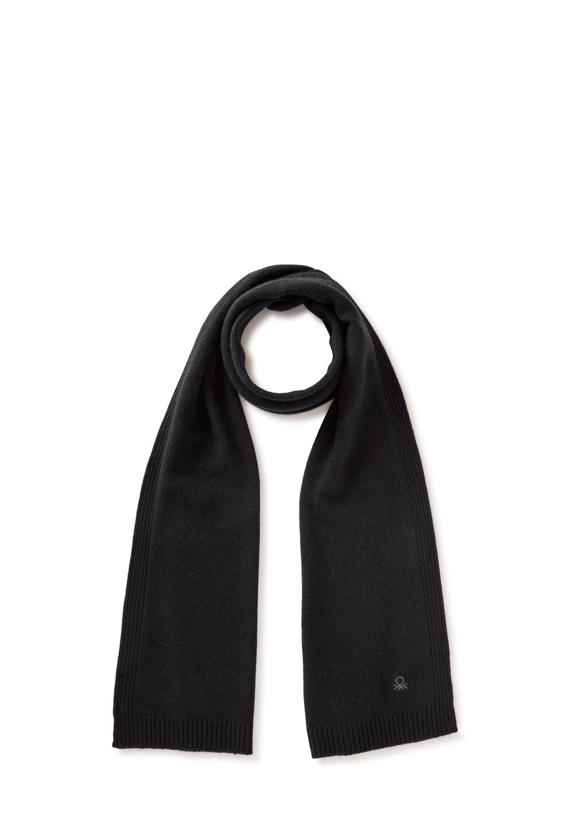 Bufanda negra de punto, textura suave, forma rectangular, con extremos acanalados y un pequeño logo de acento en un lado.