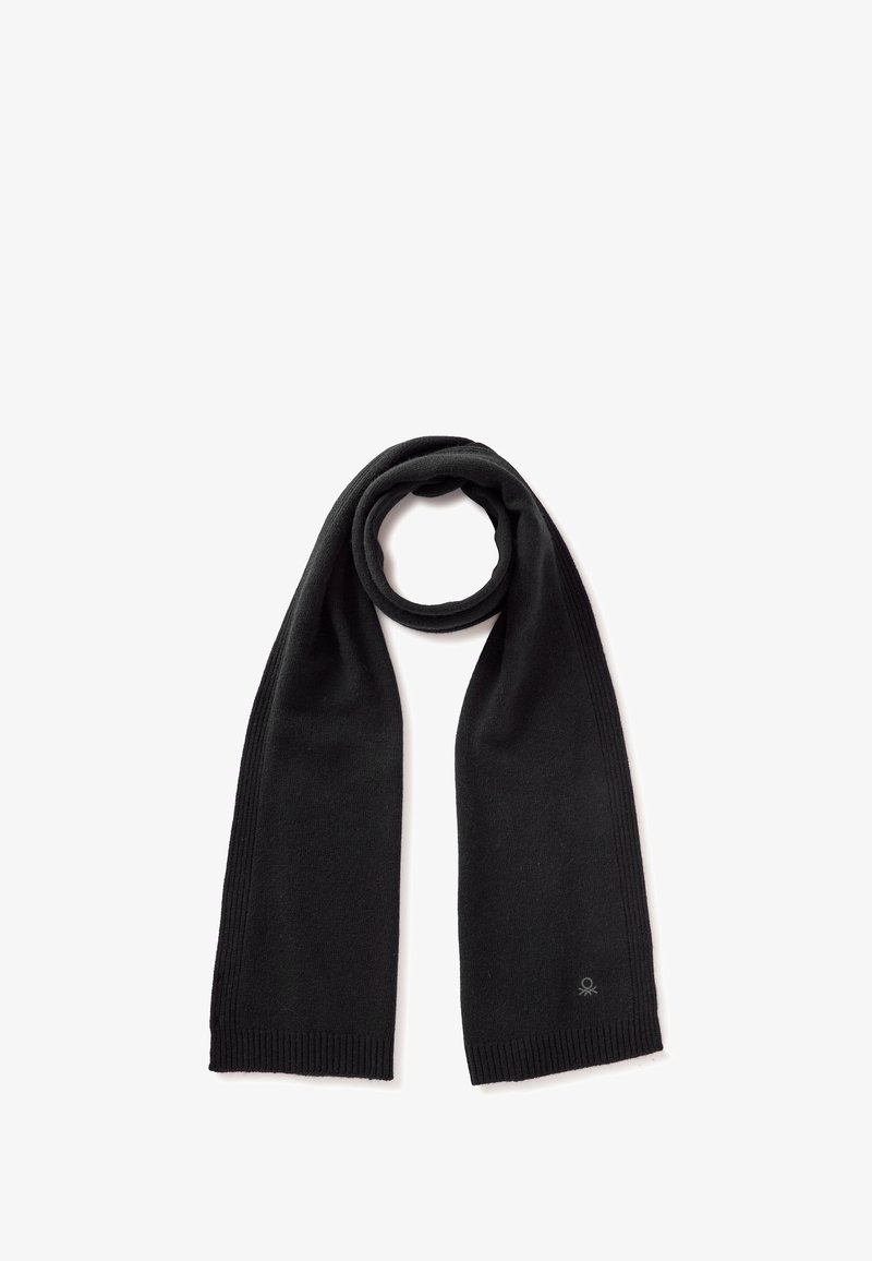 Bufanda negra de punto, textura suave, forma rectangular, con extremos acanalados y un pequeño logo de acento en un lado.