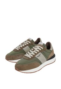 Zelene i smeđe tenisice s kombinacijom antilopa i tkanine, bijelim međuslojom, sivim naglascima i bež vezicama. Logotip na bočnoj strani.