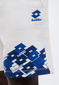 Λευκό σορτς με μπλε γεωμετρικά τετράγωνα μοτίβα κοντά στο τελείωμα και ένα μικρό μπλε λογότυπο «lotto» στο πάνω μέρος του μηρού.