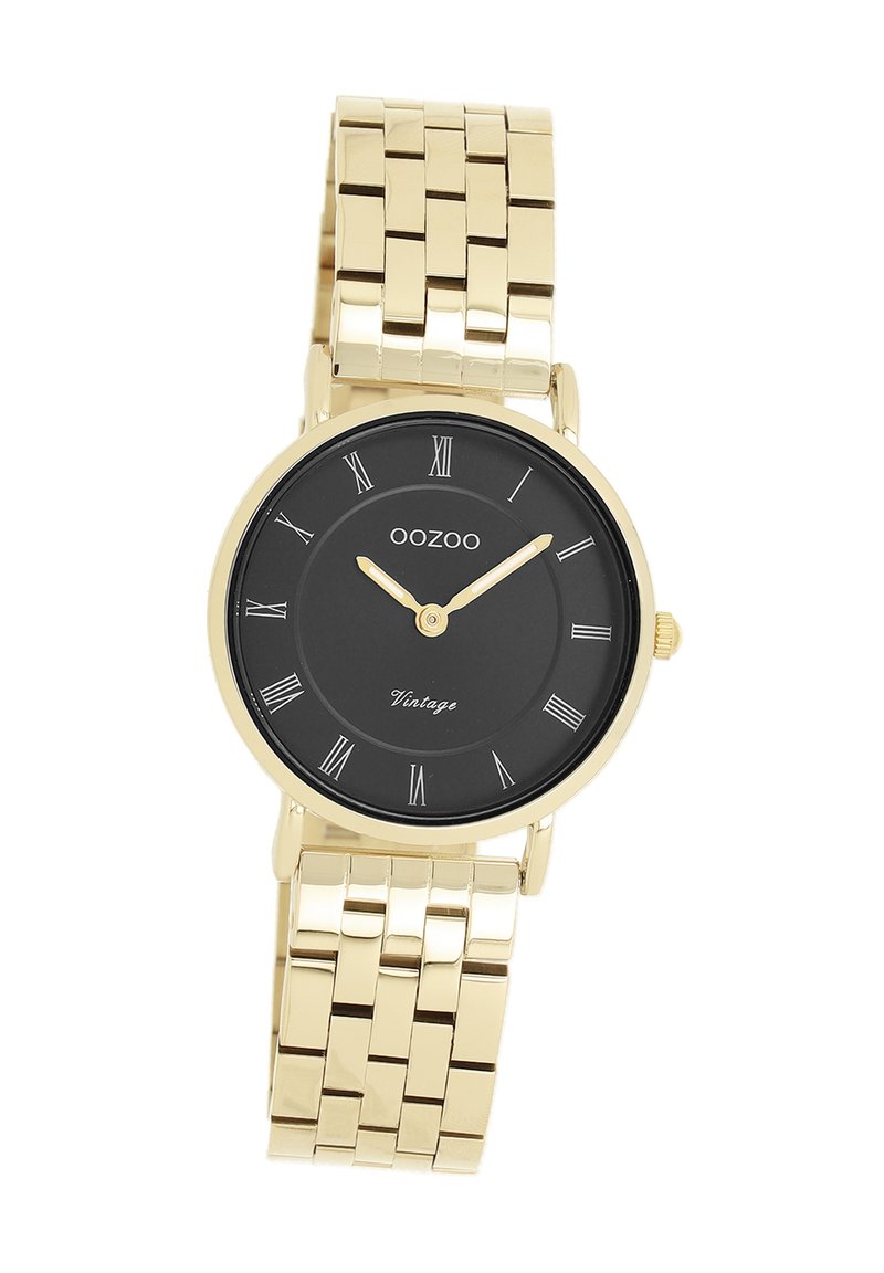 Montre en métal doré avec un cadran noir rond, des chiffres romains et un bracelet en maillons. Présente un design minimaliste et une texture lisse.